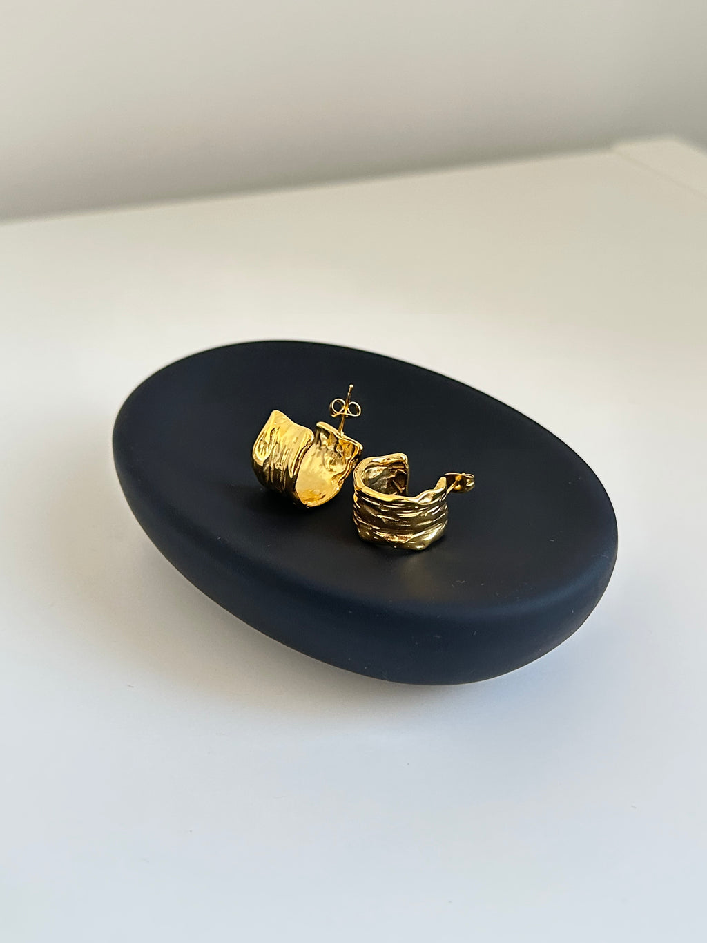 Chunky hammered small gold hoops Dubai