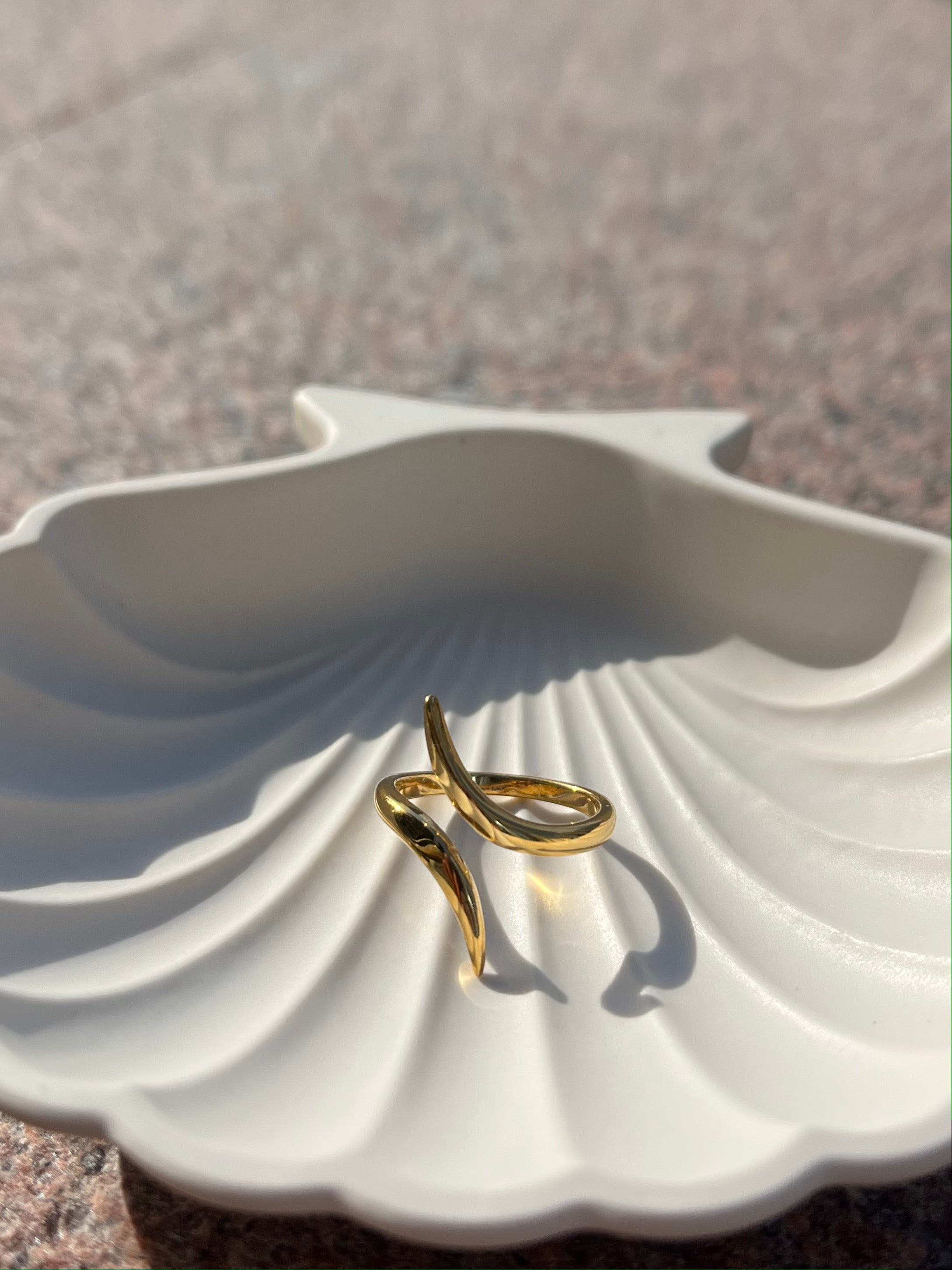 curve open gold ring 