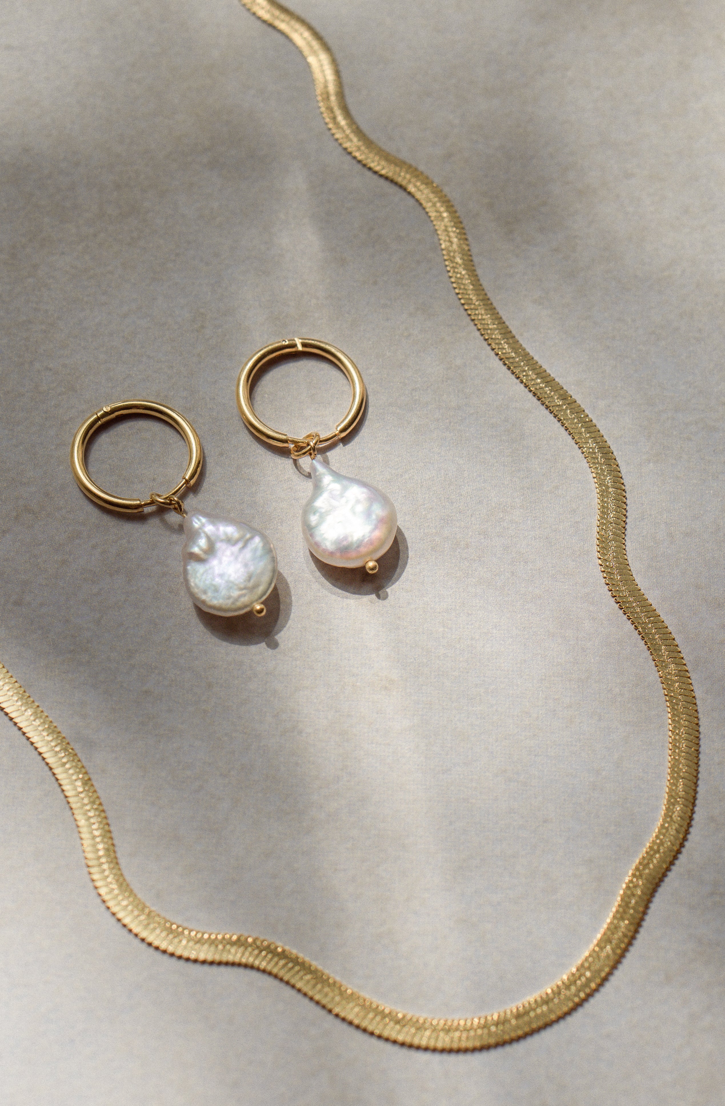 herringbone gold necklace and pearl gold earrings